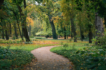 Piękny jesienny park w Warszawskich łazienkach Królewskich 