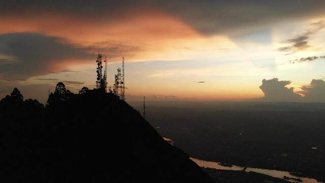 Por do Sol no Pico Ibituruna com as torres e a santa revelando Rio Doce