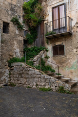 Fototapeta na wymiar Tajemniczy budynek w miasteczku na Sycylii