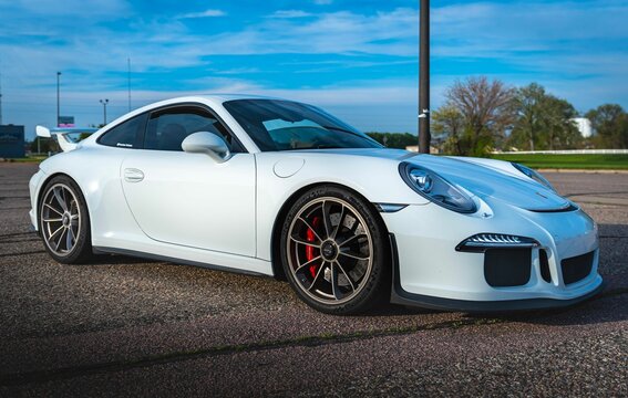 Beautiful Luxurious White 2014 Porsche GT3 Car