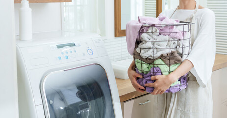 洗濯機を使う女性のポートレート