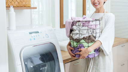 洗濯機を使う女性のポートレート