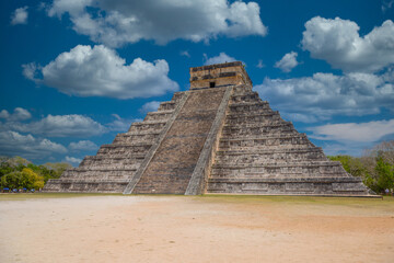 Fototapeta na wymiar Temple Pyramid of Kukulcan El Castillo, Chichen Itza, Yucatan, Mexico, Maya civilization