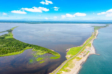野付半島の道道950号線 野付風連公園線（北海道別海町）※遠方は尾岱沼