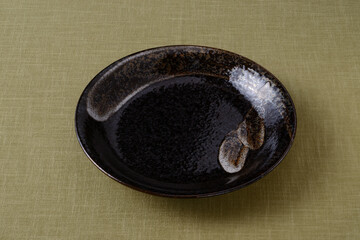 黒い和皿の背景素材