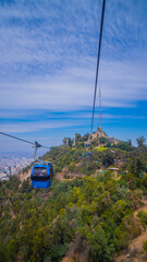 Teleférico de Santiago de Chile visto desde la altura con el cerro san cristobal y la ciudad de fondo