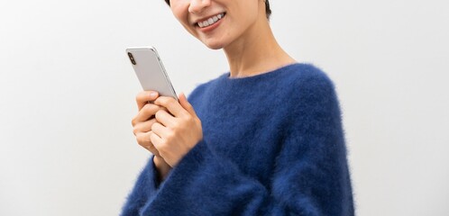 スマホを持つ日本人女性