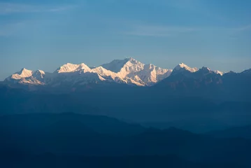 Photo sur Plexiglas Kangchenjunga Des sommets enneigés dans la lumière du matin. Gros plan, mise au point sélective.