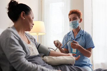 Obraz premium Caregiver caring about senior woman