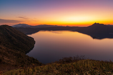 空のグラデーションが美しい夜明けの湖。日本の北海道の摩周湖。