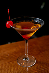 Cóctel Martini en la barra del mostrador.