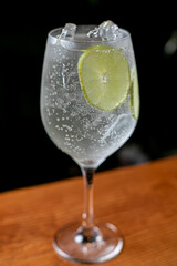 Cóctel con pepino en la barra de un bar en una discoteca. gin tonic