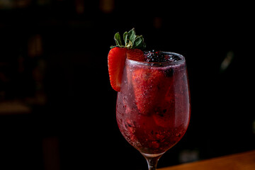 gin tonic frutos rojos, Cóctel con hielo, fresas y romero y zarzamora, arandano 