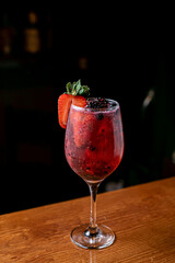gin tonic frutos rojos, Cóctel con hielo, fresas y romero y zarzamora, arandano 
