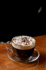 cafe irlandes sobre mesa de madera con espacio
