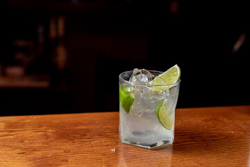 Cóctel de ginebra verde bebida limon ilustración bebida de vidrio, agua de albahaca, jugo de hielo Cóctel de ginebra verde bebida limon