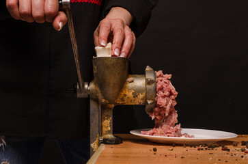 Preparation of minced meat in a meat grinder