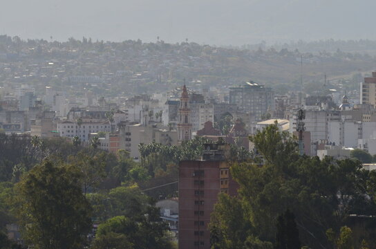 Ciudad de Salta provincia de Argentina, vista desde el cerro San Bernardo en el mirador Portezuelo. Edificios casas y parques de la ciudad.