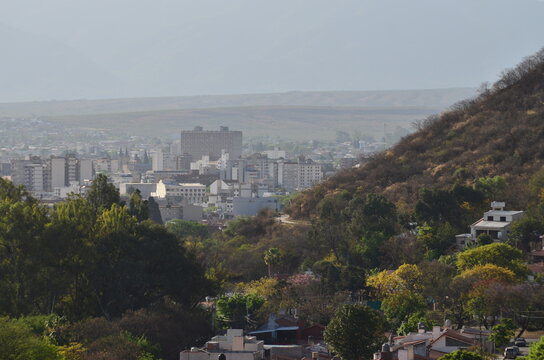 Ciudad de Salta provincia de Argentina, vista desde el cerro San Bernardo en el mirador Portezuelo. Edificios casas y parques de la ciudad.