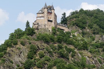Fototapeta na wymiar Sankt Goarshausen, sur la rive Est du Rhin , dans sa partie connue comme les gorges du Rhin, fameuses pour le rocher de Lorelei, ici dominées par les châteaux de la Souris et du Chat.