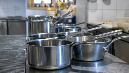 Casserole sur un piano dans une cuisine de restaurant restaurant