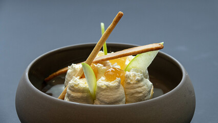 Dessert p&acirc;tisserie de chef &agrave; la cr&egrave;me et pomme