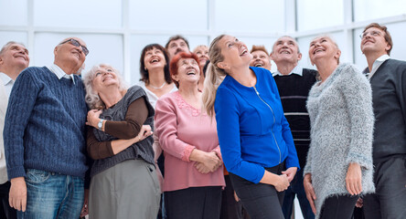 Obraz premium group of elderly people look up indoors