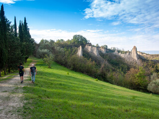Fototapeta na wymiar Italia, Toscana, Firenze, Trekking fra i calanchi nella campagna di Certaldo.