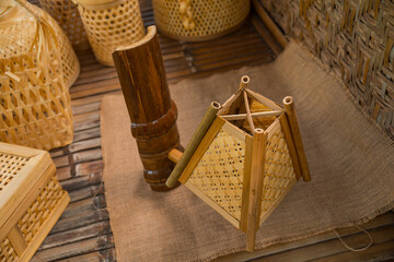 Obraz premium Product details of home-scale bamboo crafts that produce products such as bamboo trays, bamboo boxes, lampshades, bamboo bowls, bamboo bags and others