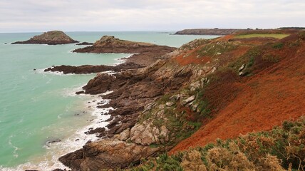 Paysage de côte et de mer en Bretagne en automne, falaises de l’île Besnard à Saint-Coulomb...