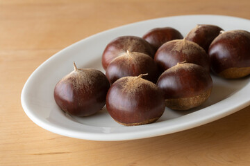 白いお皿の上の栗