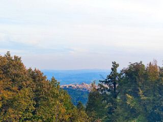 Fototapeta na wymiar Vista dal monumento ai caduti della seconda guerra mondiale in Arcevia nelle Marche