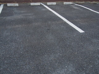 奥に縁石がある、平面駐車場の区画（斜め）