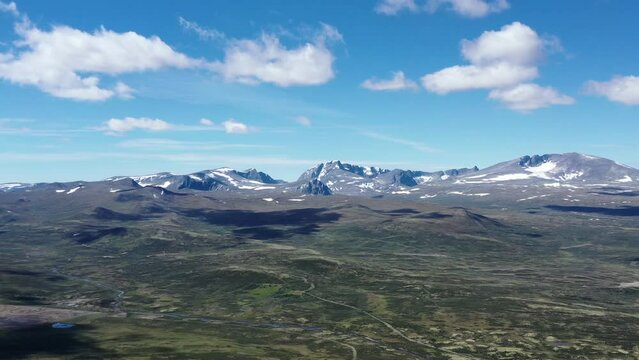 plateau et montagne au centre de la Norv&egrave;ge Hardangervidda
