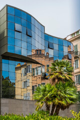 Spiegelung der Altstadt von Ajaccio in einer modernen Hausfassade, Korsika