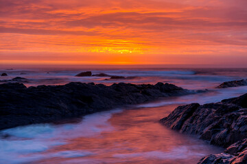 Obraz premium beautiful sunrise over the ocean with no people and copy space