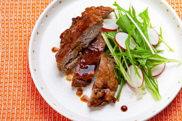 日本の家庭料理　豚肉の黒酢照り焼きに水菜のサラダを添えて　和食