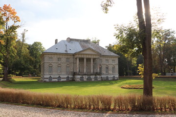 Pałac klasycystyczny z pocz. XIX w. w Młochowie z ogrodem angielskim - obrazy, fototapety, plakaty
