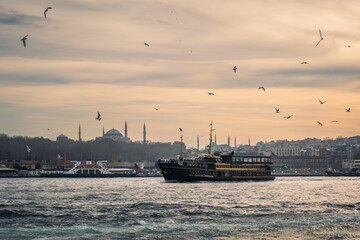 Fototapeta premium Atardecer en Estambul, barcos sobre el mar, Bósforo.