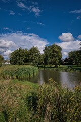Fototapeta na wymiar Idyllische Flusslandschaft an der Abens bei Bad Gögging in Niederbayern