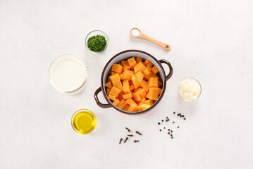 Soupe à la courge. Recette en préparation. Concept de cuisine tendance. Ingrédients prêts à...