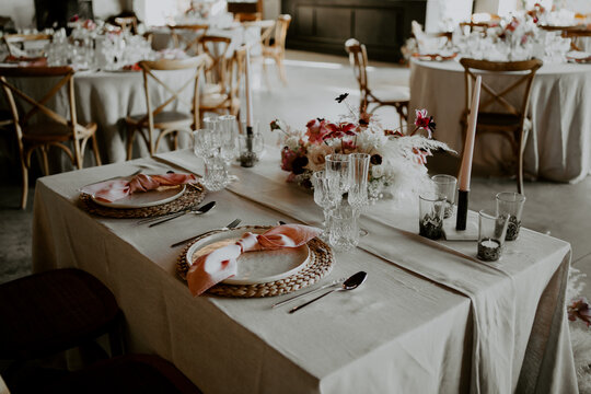 wedding table decoration & wedding table setting with nude and pink tones florals 01