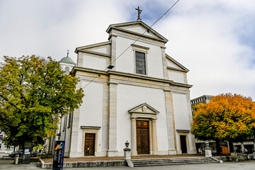 Olten, Stadtkirche, Kirche, Altstadt, Altstadthäuser, Stadt, Aare, Fluss, Herbst, Herbstsonne, Herbstfarben, Solothurn, Schweiz