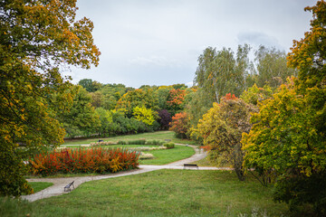 Widok na park Cytadela w Poznaniu jesienią. 