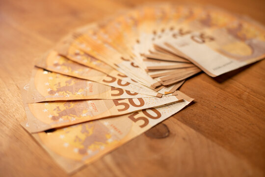 argent liquide recouvrant une table comme un tapis. Billets de banque de 5O euros. Image pouvant servir d'arri&egrave;re plan ou de fond de page. Concept du capitalisme et de la finance.