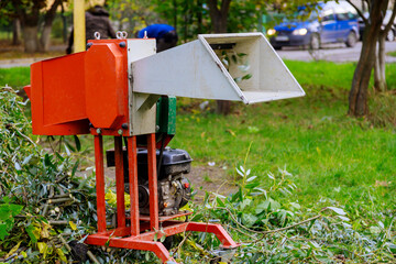 Portable wood shredder chipper machine to tree branches cut for reducing wood chips