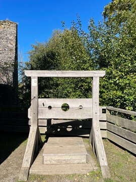 Folterge&auml;t auf der Burg Balbedau. Stock. Block. Pranger.