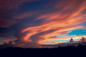 Céu com nuvens brilhante 