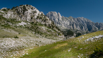 Fototapeta na wymiar mountain view of the peaks of the Balkan. high mountains, blue skys 