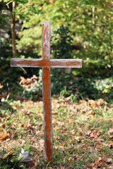 Drewniany krucyfiks na zapomnianym grobie. - obrazy, fototapety, plakaty